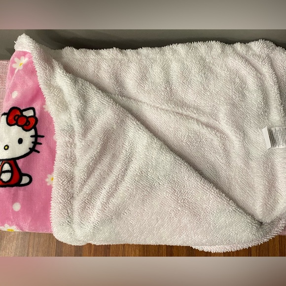 Hello kitty blanket - Picture 3 of 4